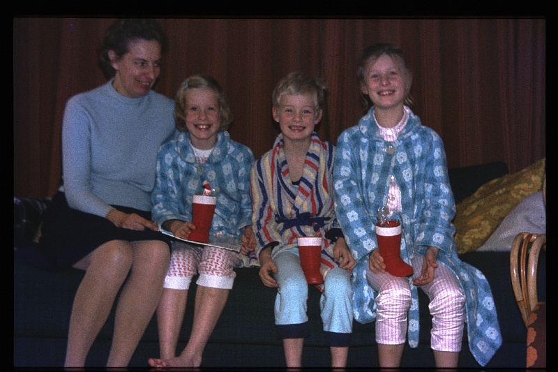 16.Delft dec 1971 Mama,Brigitte,Marion,Peter.JPG